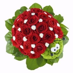 Buchet de trandafiri rosii accesorizat cu santini in forma de gargarita